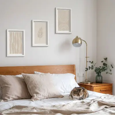 Tríptico enmarcado con diseños en tonos beige y motivos vegetales