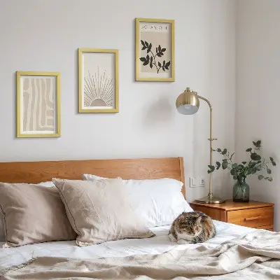 Tríptico enmarcado con diseños abstractos y detalles florales en tonos neutros