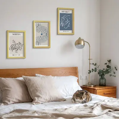 Tríptico enmarcado con carteles de líneas florales y formas abstractas