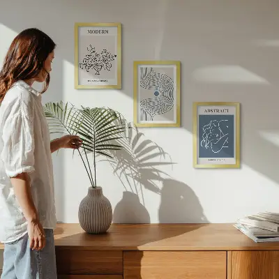 Tríptico enmarcado con carteles de líneas florales y formas abstractas
