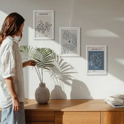 Tríptico enmarcado con carteles de líneas florales y formas abstractas