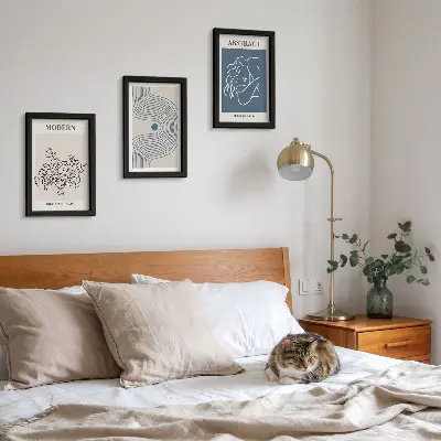 Tríptico enmarcado con carteles de líneas florales y formas abstractas