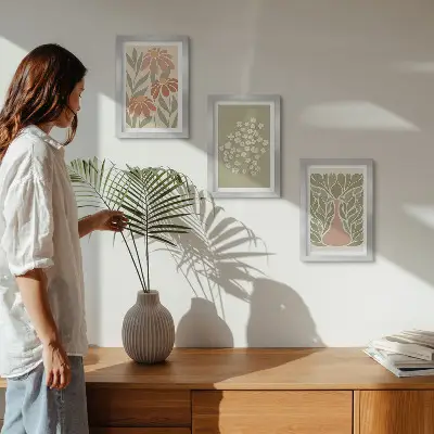 Tríptico enmarcado con motivos florales y estampados minimalistas de estilo bohemio