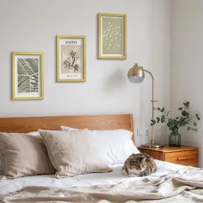 Tríptico enmarcado con motivos vegetales en colores y patrones sobrios