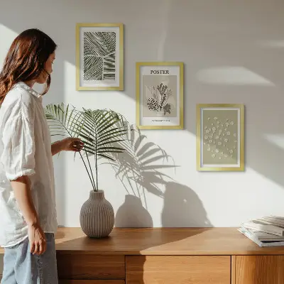 Tríptico enmarcado con motivos vegetales en colores y patrones sobrios