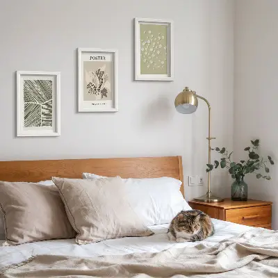 Tríptico enmarcado con motivos vegetales en colores y patrones sobrios
