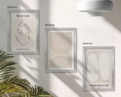 Tríptico enmarcado con líneas elegantes y formas minimalistas en tonos neutros