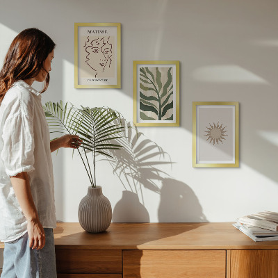 Tríptico enmarcado Patrones y líneas abstractas de plantas en colores apagados.