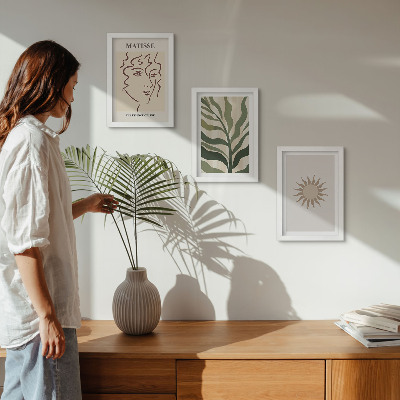 Tríptico enmarcado Patrones y líneas abstractas de plantas en colores apagados.