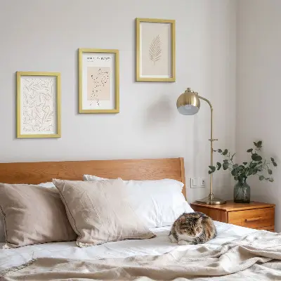 Tríptico enmarcado con motivos de diseño botánico minimalista