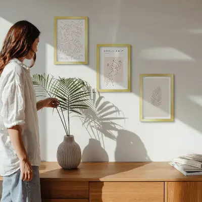 Tríptico enmarcado con motivos de diseño botánico minimalista
