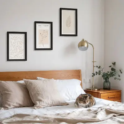 Tríptico enmarcado con motivos de diseño botánico minimalista