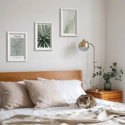 Tríptico enmarcado con diseños vegetales en tonos verdes y beige