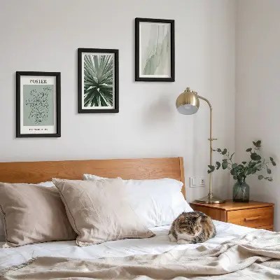 Tríptico enmarcado con diseños vegetales en tonos verdes y beige