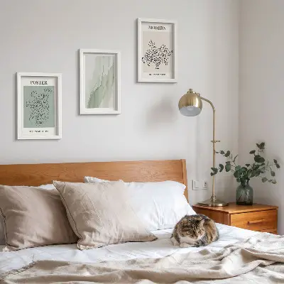 Juego de 3 cuadros decorativos con diseño de flores en un jarrón de estilo moderno y minimalista