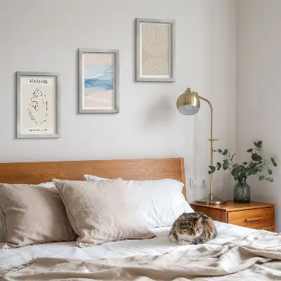 Juego de 3 cuadros decorativos con diseño de líneas y ondas en tonos pastel de estilo minimalista