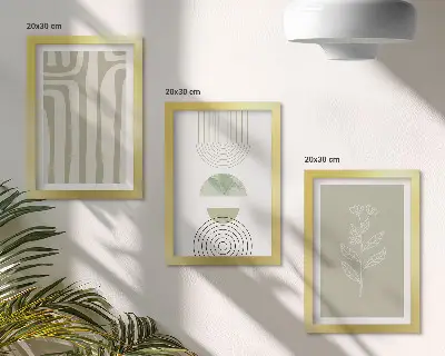 Tríptico enmarcado con diseños geométricos y detalles vegetales en tonos verdes