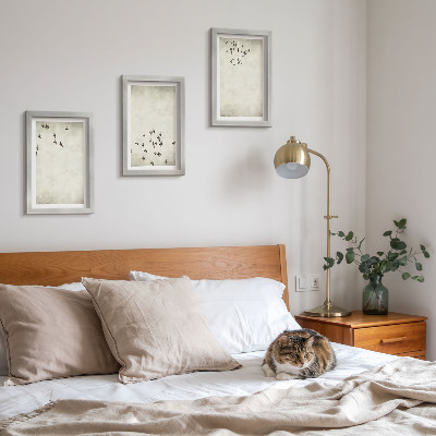 Tríptico enmarcado Una pintura minimalista de pájaros volando