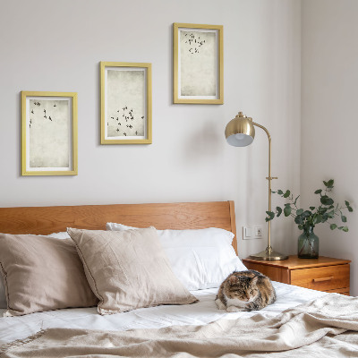 Tríptico enmarcado Una pintura minimalista de pájaros volando