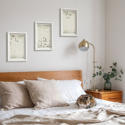 Tríptico enmarcado Una pintura minimalista de pájaros volando