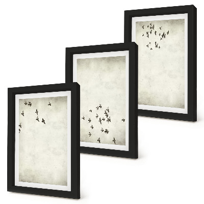 Tríptico enmarcado Una pintura minimalista de pájaros volando