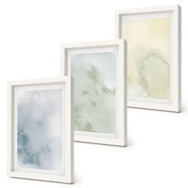 Tríptico de pinturas de acuarela enmarcado con diseño en tonos pastel sobre textura de lienzo