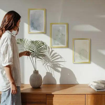 Tríptico de pinturas de acuarela enmarcado con diseño en tonos pastel sobre textura de lienzo