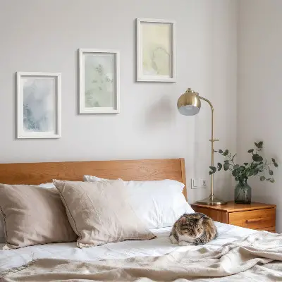 Tríptico de pinturas de acuarela enmarcado con diseño en tonos pastel sobre textura de lienzo