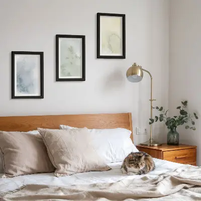 Tríptico de pinturas de acuarela enmarcado con diseño en tonos pastel sobre textura de lienzo