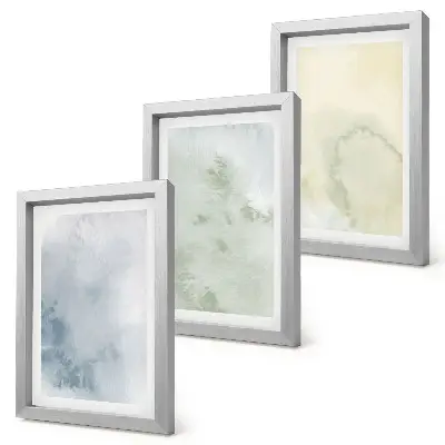 Tríptico de pinturas de acuarela enmarcado con diseño en tonos pastel sobre textura de lienzo