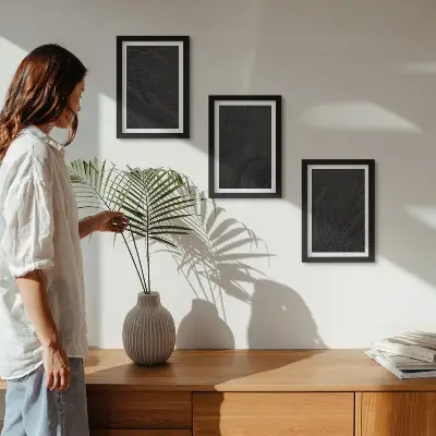 Tríptico enmarcado con texturas de mármol oscuro en estilo glamuroso