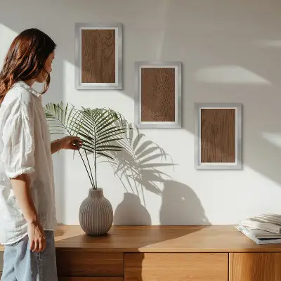 Tríptico enmarcado con diseño de textura minimalista de corteza de árbol y patrón de madera