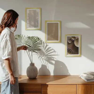 Tríptico enmarcado con diseño de estructuras y texturas en estilo minimalista
