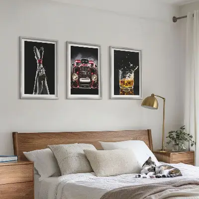 Set de 3 cuadros decorativos para salón con diseño artístico de piernas de mujer en tonos rosa y elementos de coche y whisky