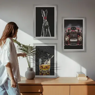 Set de 3 cuadros decorativos para salón con diseño artístico de piernas de mujer en tonos rosa y elementos de coche y whisky