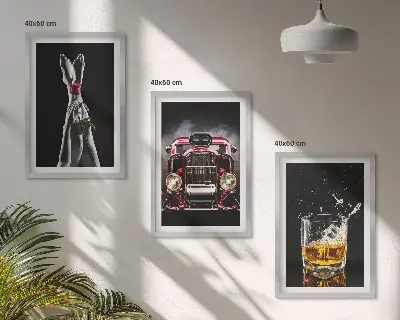 Set de 3 cuadros decorativos para salón con diseño artístico de piernas de mujer en tonos rosa y elementos de coche y whisky