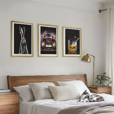 Set de 3 cuadros decorativos para salón con diseño artístico de piernas de mujer en tonos rosa y elementos de coche y whisky