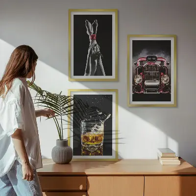 Set de 3 cuadros decorativos para salón con diseño artístico de piernas de mujer en tonos rosa y elementos de coche y whisky