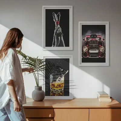 Set de 3 cuadros decorativos para salón con diseño artístico de piernas de mujer en tonos rosa y elementos de coche y whisky