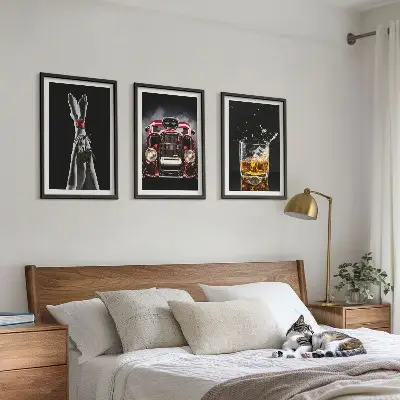 Set de 3 cuadros decorativos para salón con diseño artístico de piernas de mujer en tonos rosa y elementos de coche y whisky