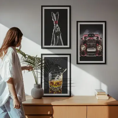 Set de 3 cuadros decorativos para salón con diseño artístico de piernas de mujer en tonos rosa y elementos de coche y whisky