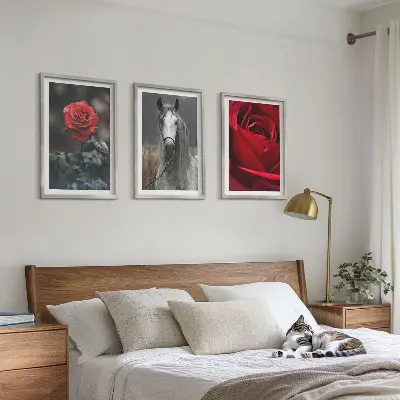 Juego de 3 cuadros diseño de rosas rojas y caballo en mundo gris