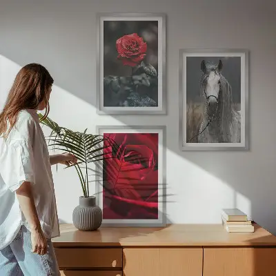Juego de 3 cuadros diseño de rosas rojas y caballo en mundo gris