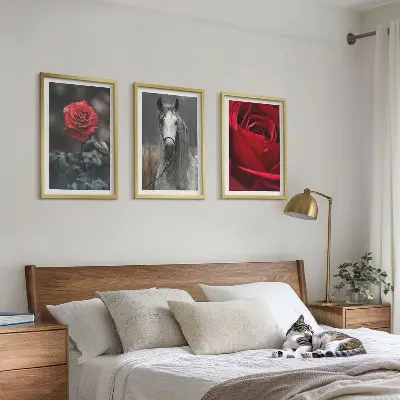 Juego de 3 cuadros diseño de rosas rojas y caballo en mundo gris