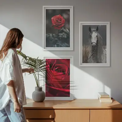 Juego de 3 cuadros diseño de rosas rojas y caballo en mundo gris