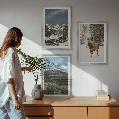 Set de 3 cuadros para salón con diseño de paisaje de montañas nevadas y bosques con ciervos