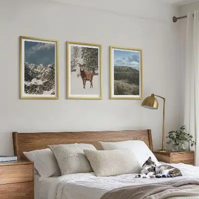 Set de 3 cuadros para salón con diseño de paisaje de montañas nevadas y bosques con ciervos