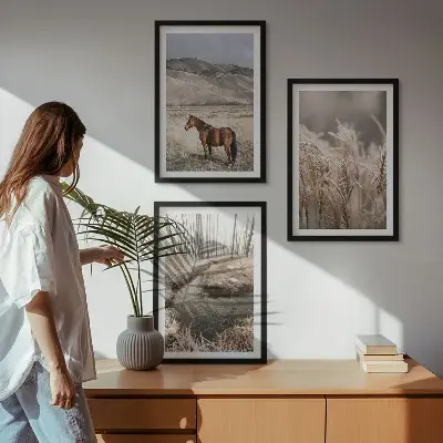 Juego de 3 cuadros paisaje de caballos en el arroyo entre hierba