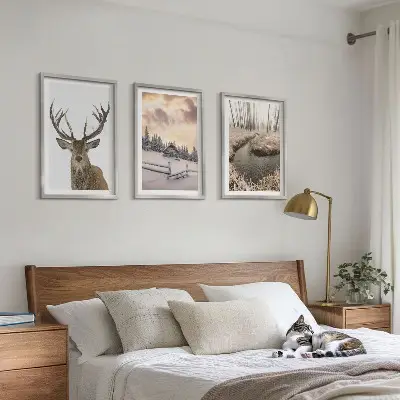 Set de 3 cuadros para salón con diseño de cabaña de ciervos en paisaje invernal