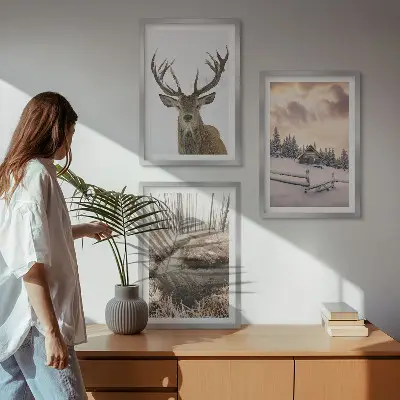 Set de 3 cuadros para salón con diseño de cabaña de ciervos en paisaje invernal